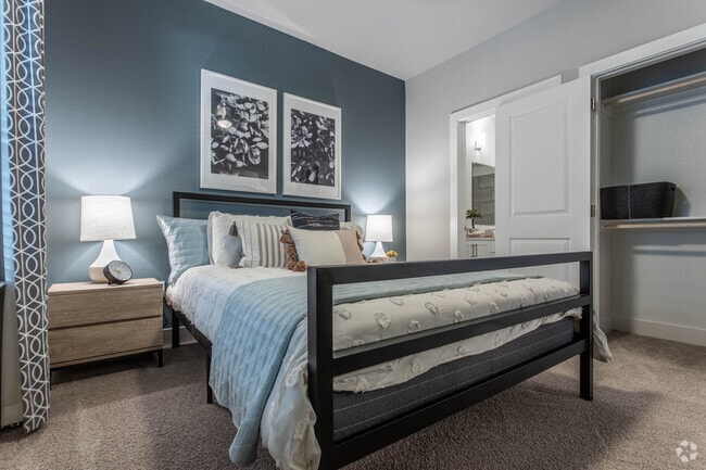 2 BR, 2 BA - 915 SF