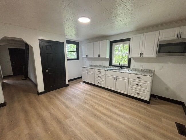 Building Photo - Beautiful 3 Bedroom, 2 Bathroom Home with Private Drive and Large Yard!