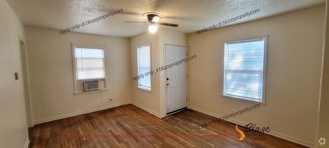 Building Photo - Your Cozy 2-Bedroom Oasis Awaits! Rental