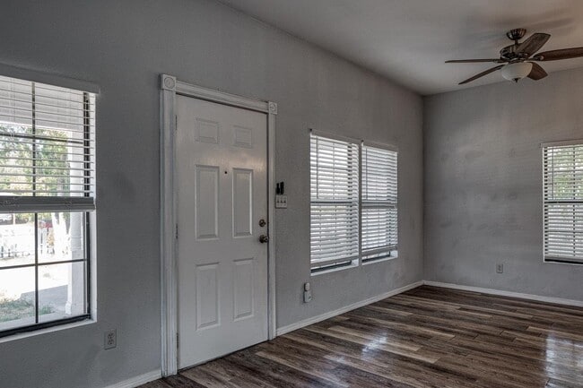 Photo - 905 E 3rd St