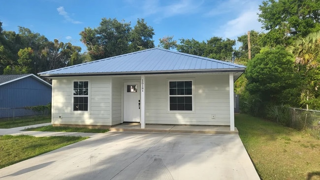 House front with private driveway - 1618 Fountain Ave Unit A Rental