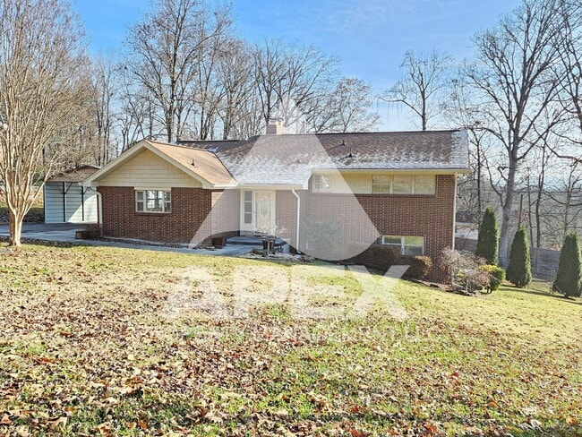Building Photo - Spacious 4Bd – 2Ba Tri-Level Brick Home in North Knoxville!