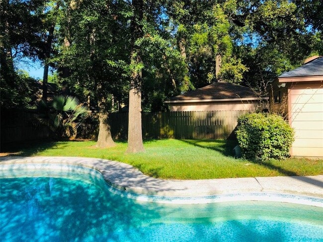 Building Photo - 2123 Lakeville Dr
