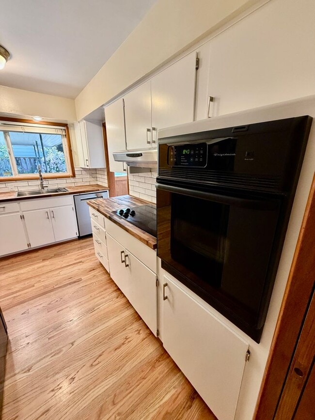 Photo - Spacious, Remodeled 5bd/3bath Cherry Park Home with Large Fenced Garden and Finished Basement