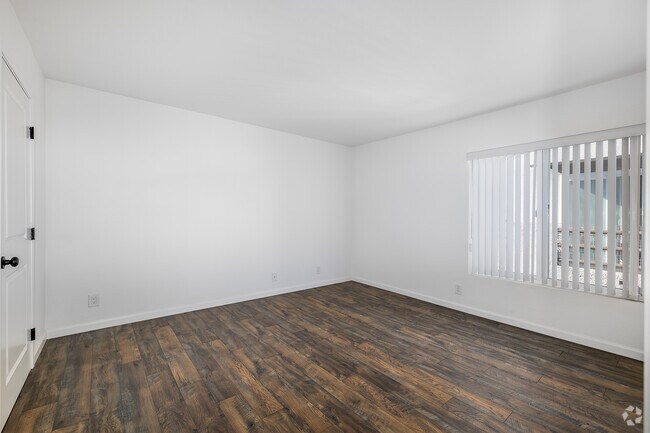 2BR, 2BA - 900SF - Second Bedroom