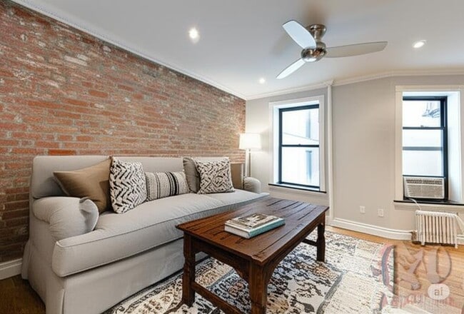 Building Photo - 432 E 13th St Rental