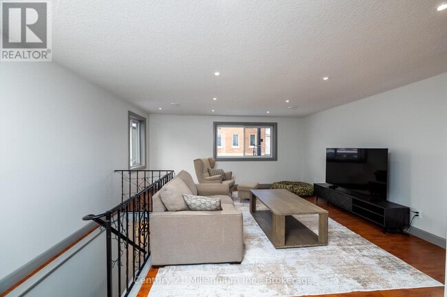 Photo - 413 Queen St S