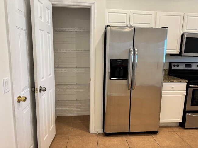 Photo - 860 Hampton Cir