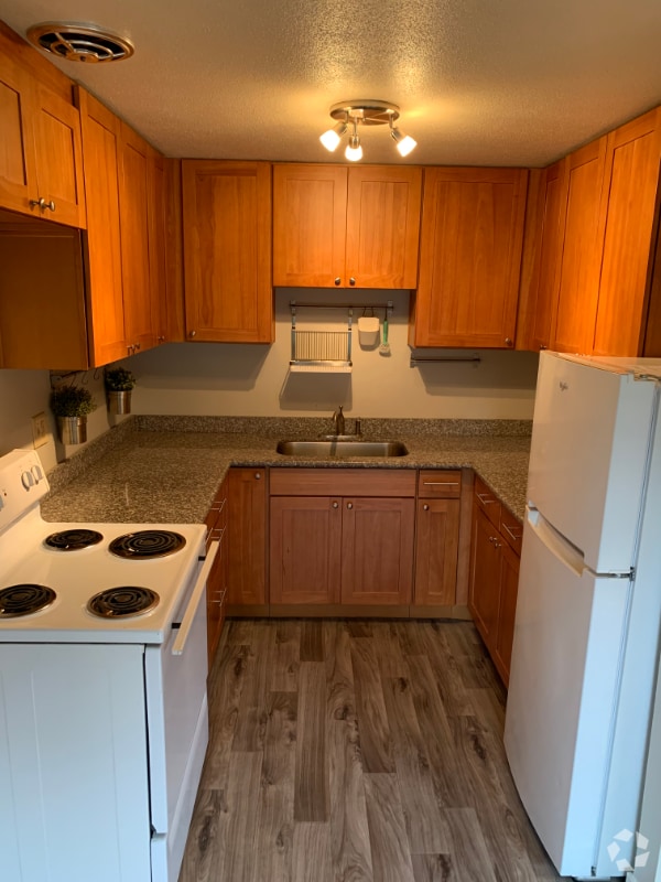 Building Photo - 1451 E Republican St Rental