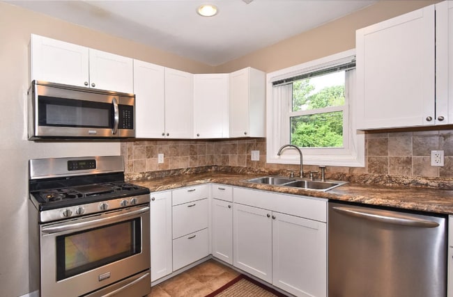 Photo - Charming 2 Bed / 1 Bath + Sunroom/Breakfas...