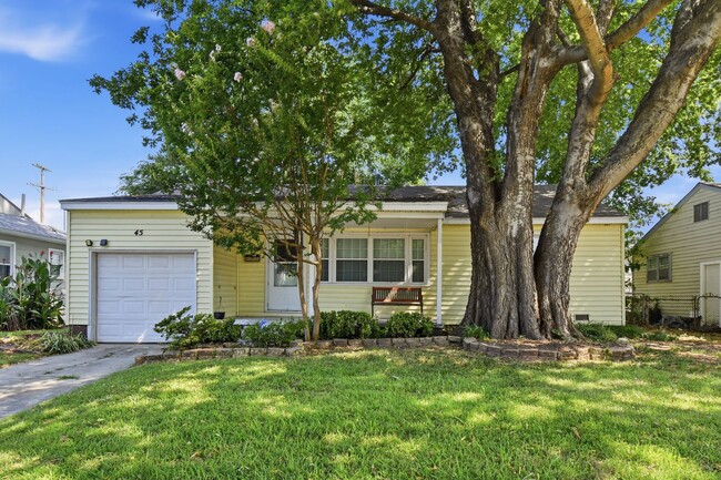 Building Photo - Remodeled Midtown Tulsa Bungalow – Classic Charm with Modern Updates!
