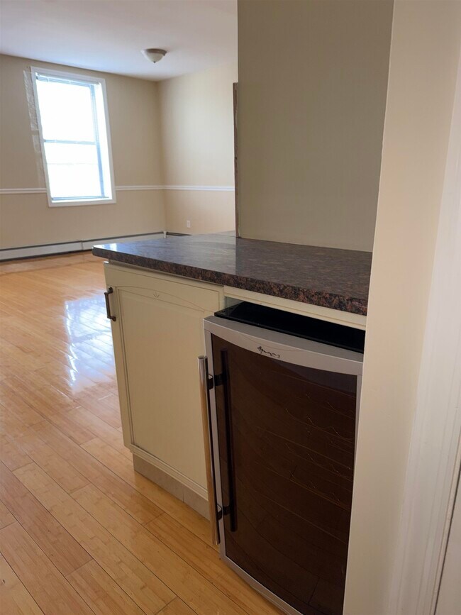 Photo - 998 Broadway