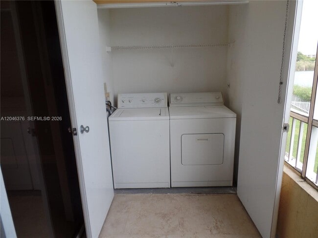 Photo - 2811 N Oakland Forest Dr Unit 205
