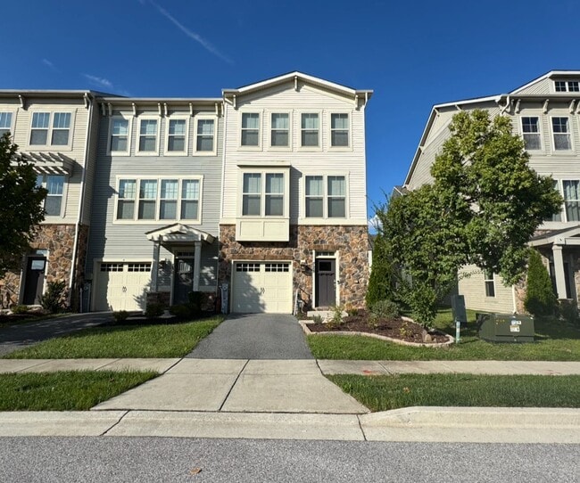 Building Photo - Lovely 3 BR/2.5 BA EOG Townhome in Glen Bu...