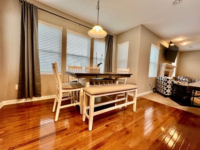 Photo - Executive corporate rental features commun...