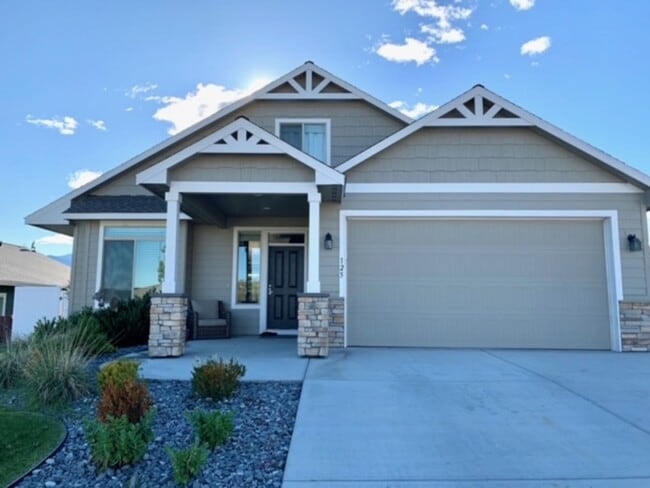 Building Photo - 3 Bedroom, 1.75 Bath Home