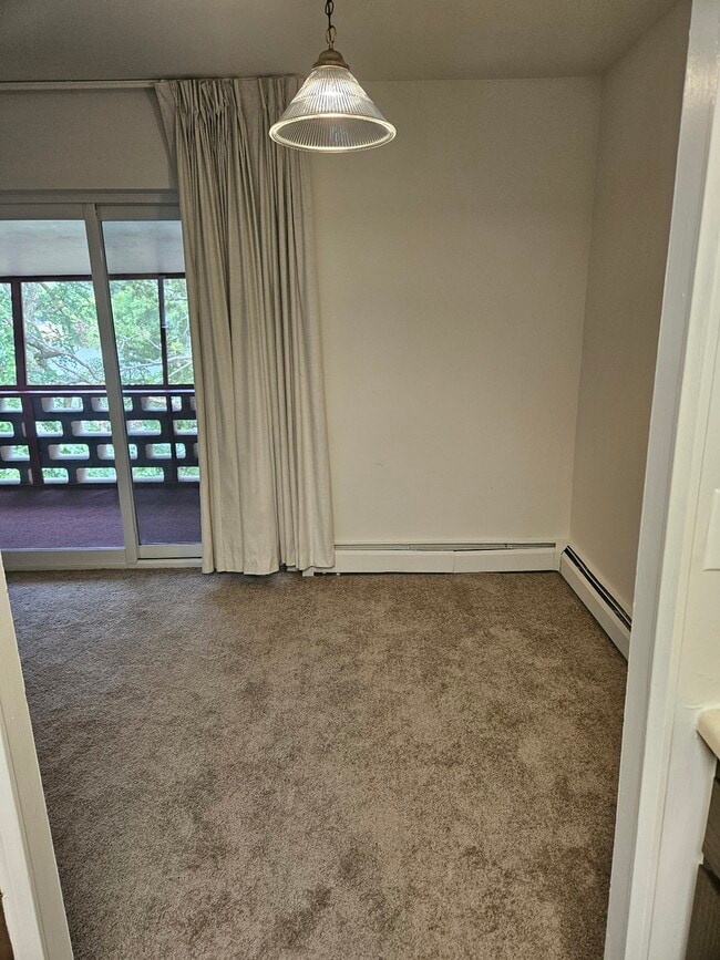 A31 Dining Room - Lake Club Apartments