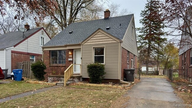 Photo - 855 John Daly St