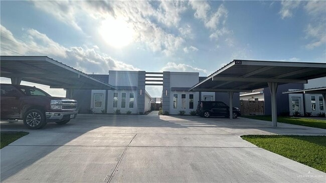 Building Photo - 9 S Dahlia St Unit 4