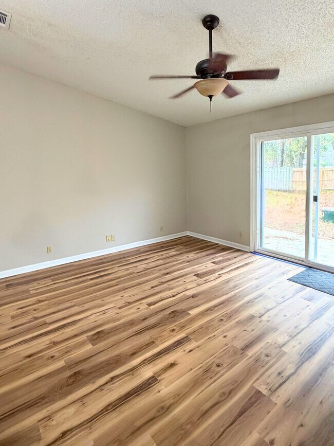 Photo - 4/2 with LARGE fenced in yard and recently renovated!