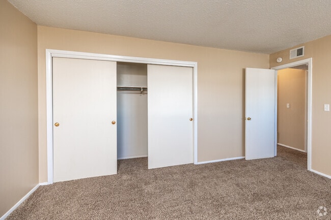 2BR, 1BA - 954 SF