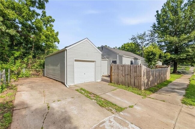Photo - 2300 E 55th St