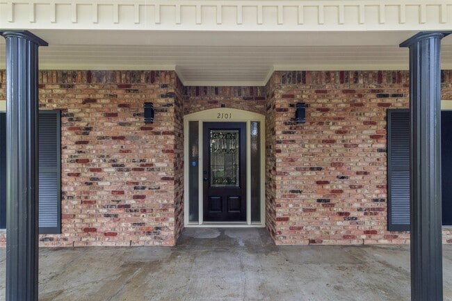 Building Photo - 2101 Lamar Dr Rental