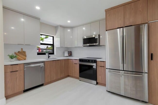 Building Photo - 5409 NE 4th Ave