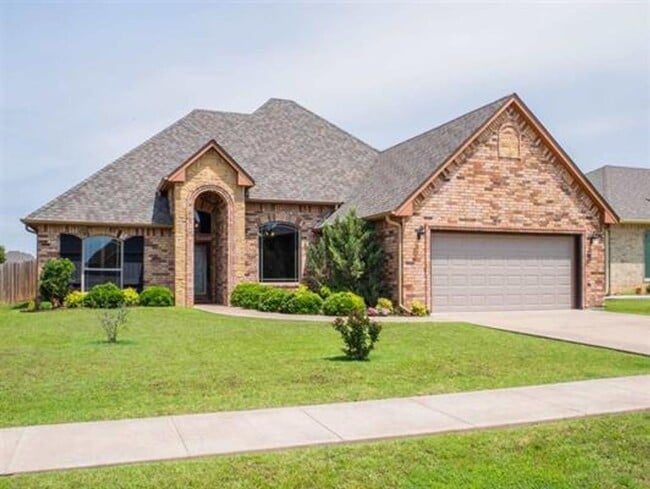 Building Photo - Beautiful Home in desirable Location