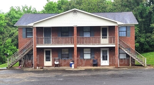 Building Photo - 1708 Green Oaks Dr SE