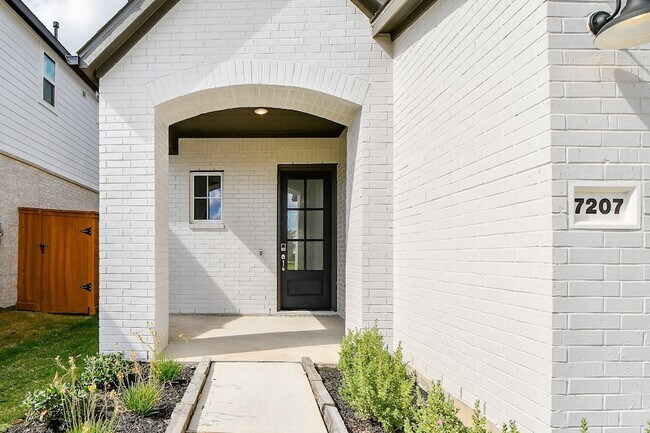 7207 Prairie Heights Drive