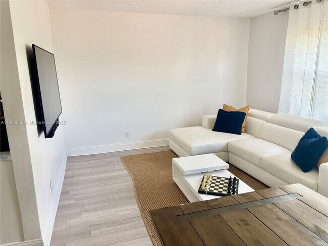 Photo - 1855 Plunkett St Unidad 306