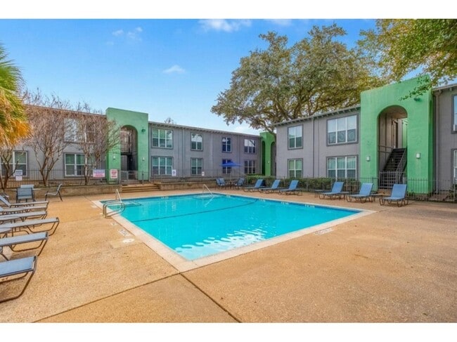 Building Photo - The Entro At Midtown