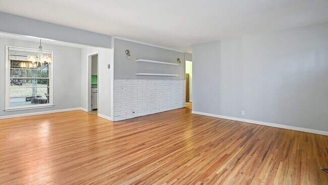 Photo - 2927 Hillhurst Dr