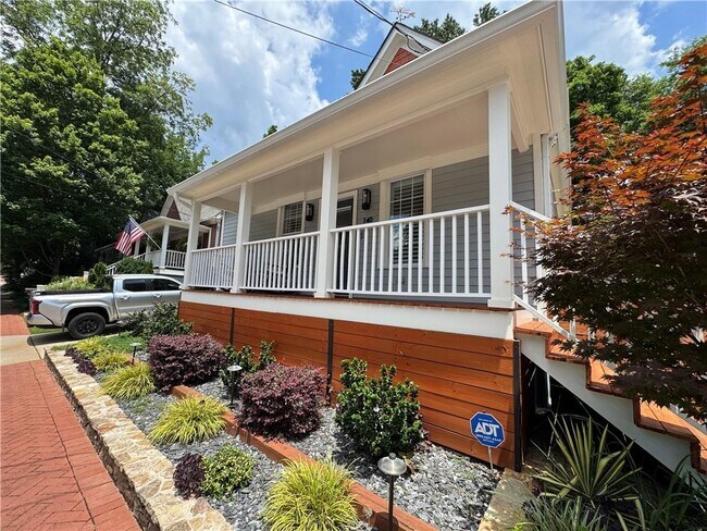 Photo - 140 Short St SE