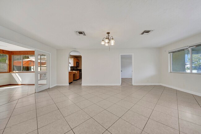 Photo - 114 NE 22nd St