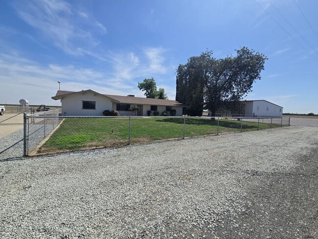 3 BR 2 BA country home available now - 3 BR 2 BA country home available now