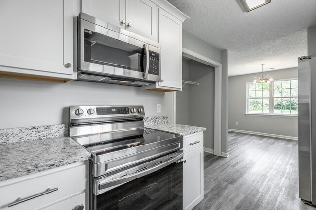 Building Photo - 4 bedroom 2 bath in the Southside (Mill Town)