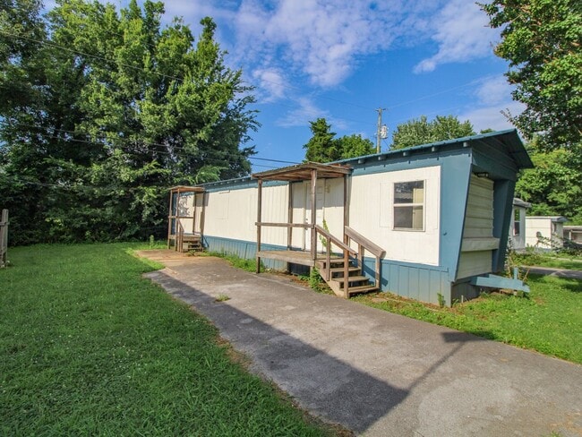Building Photo - Convenient Fayetteville Location – Water & Lawn Care Included!