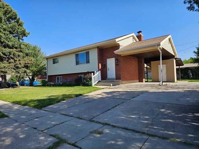 Photo - Spacious 4 Bed Bountiful Home | Central Location & Covered Parking