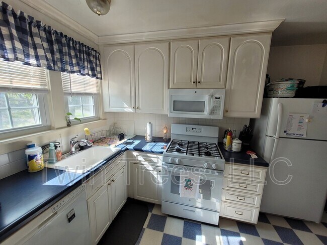 Photo - 5820 Main St