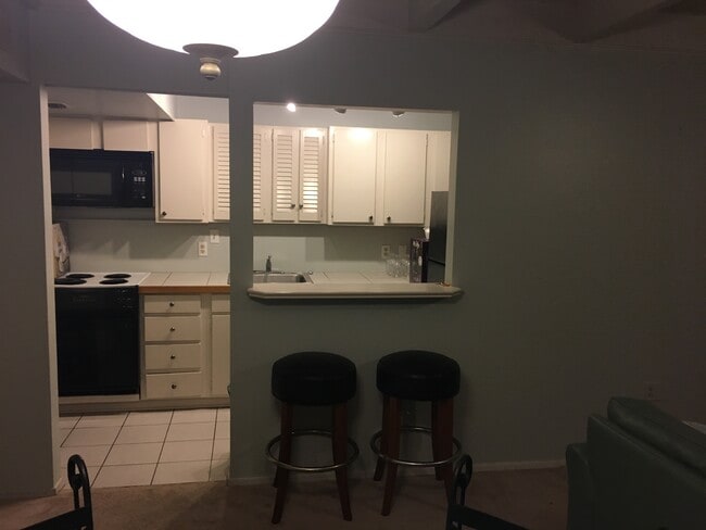 cocina con barra y taburetes - 1008 S College Rd Unidad 213