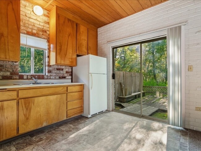 Photo - 1863 Bailhache Ave