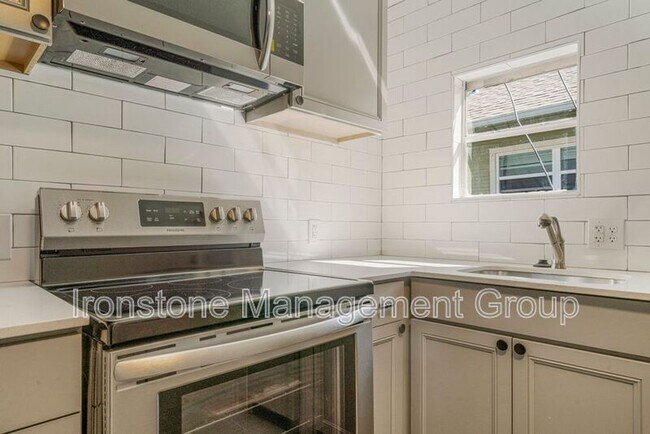 Photo - 2622 E 8th St