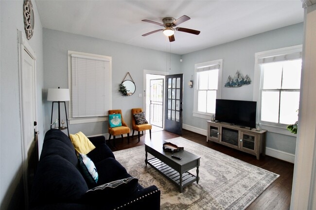 Photo - 901 Broadway Avenue J Unidad down