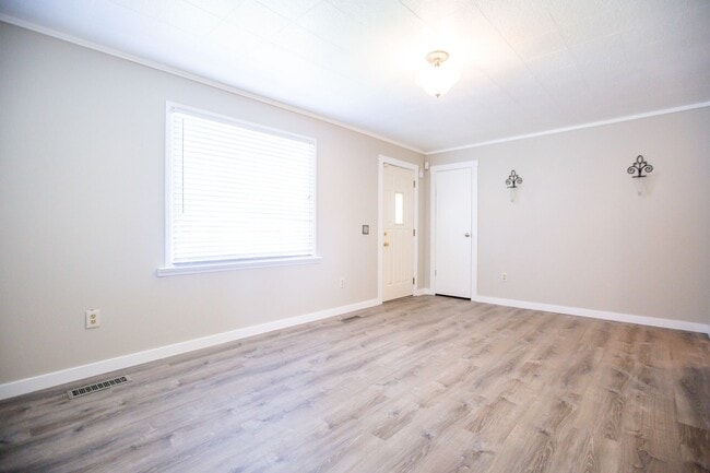 Photo - 2 Bedroom 1 Bath SE Salem Home ** Large Fenced In Yard