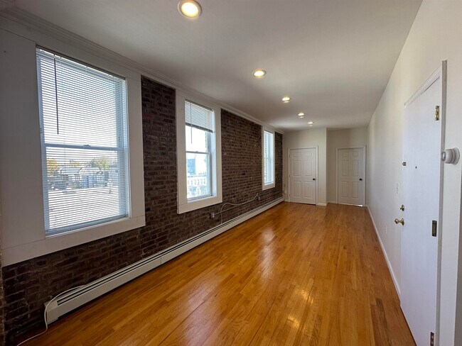 Building Photo - 275 Webster Ave Unit 8