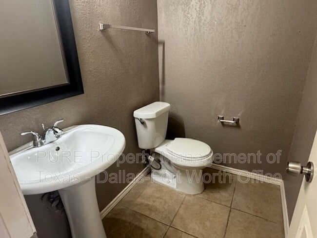 Photo - 1404 Straus Rd