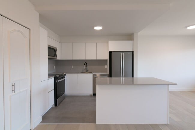 Building Photo - 4555 Av. Bonavista Unit 511