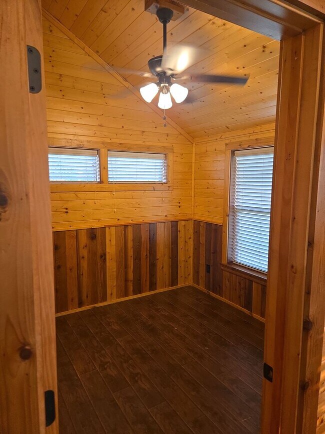 Photo - 1/1 LOG CABIN HORSE PROPERTY with Yard and Shed Row